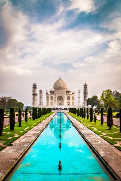 A beautiful vertical shot of Taj Mahal building in Agra India under a cloudy sky